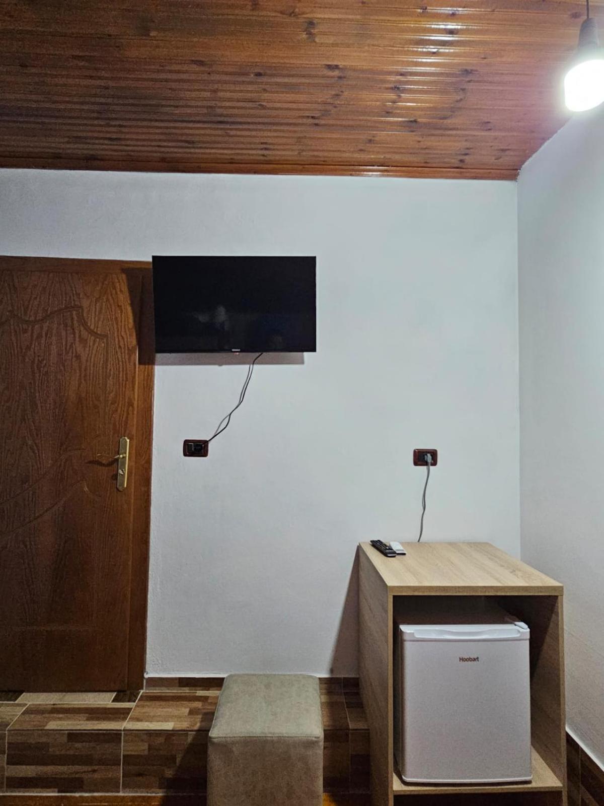 Отель Castle - Inside,Voga Guesthause Круя Экстерьер фото