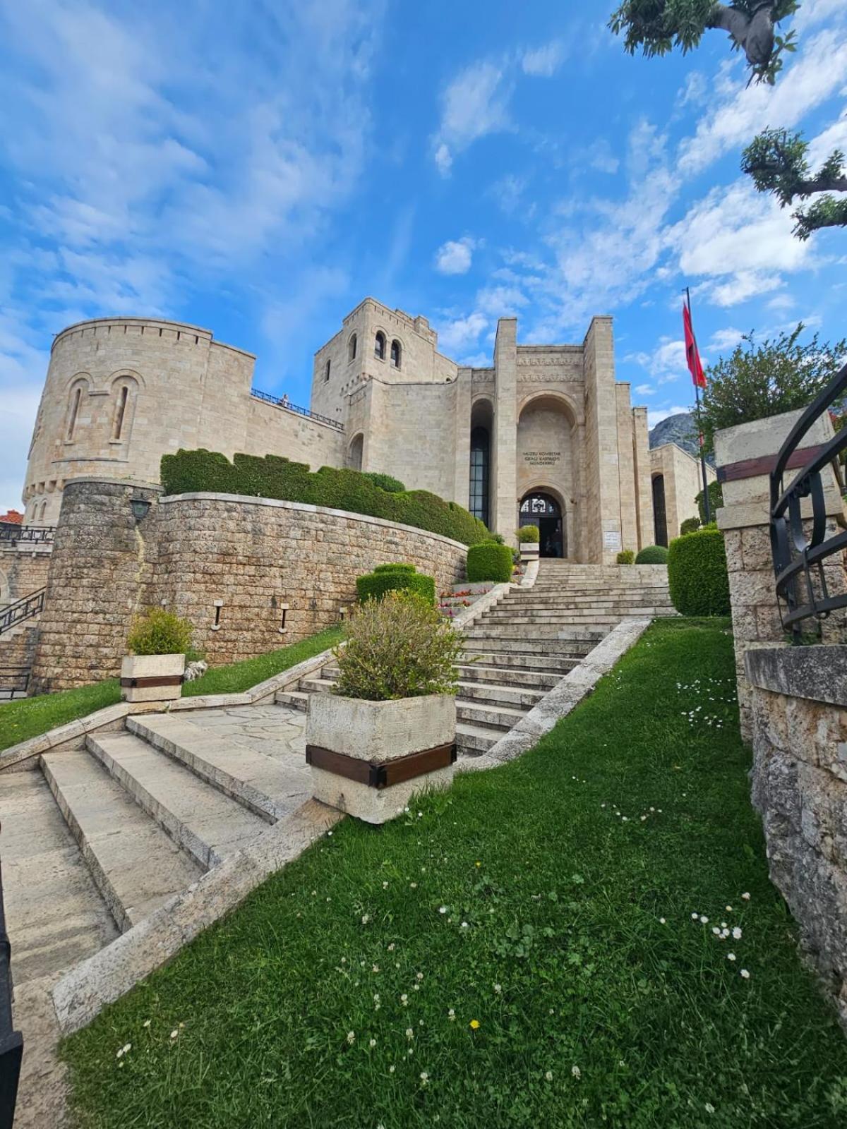 Отель Castle - Inside,Voga Guesthause Круя Экстерьер фото
